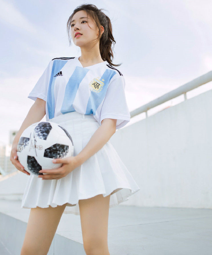 赵露思穿上短裙秀美腿，网友:娱乐圈怎么会有如此干净的小姐姐