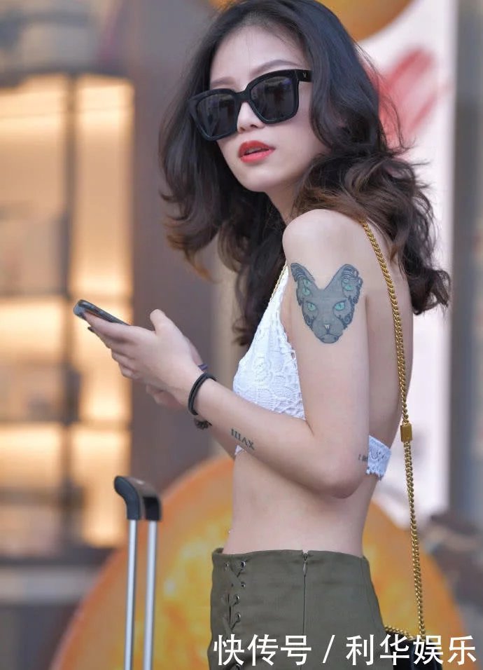 白色蕾丝吊带风情女郎，让整个白皙丝滑的美背暴露在空气中，大大