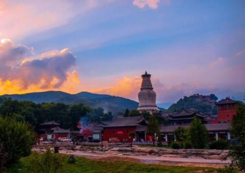 游览佛教圣地五台山，满山的“金光”，感受佛光普照