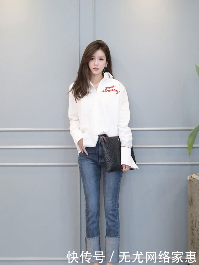  「气质」气质的牛仔裤穿搭，搭配白色休闲衬衫，学姐显得很甜美