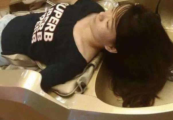  [猫腻]为什么去理发店理发时，都要先洗头呢？才知道其中的“3个猫腻”