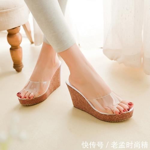 登场:盛夏已至,透明高跟鞋登场,透明鞋身拉长腿部线条,更显女性魅力