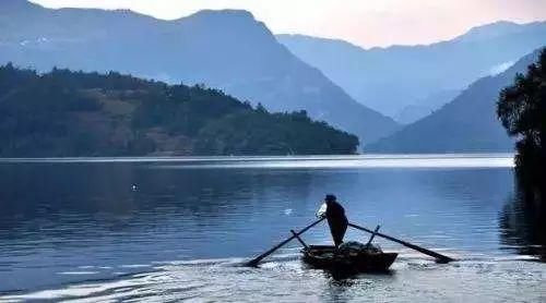 这个湖与邛海、泸沽湖齐名,是四川第三大天然高原湖泊
