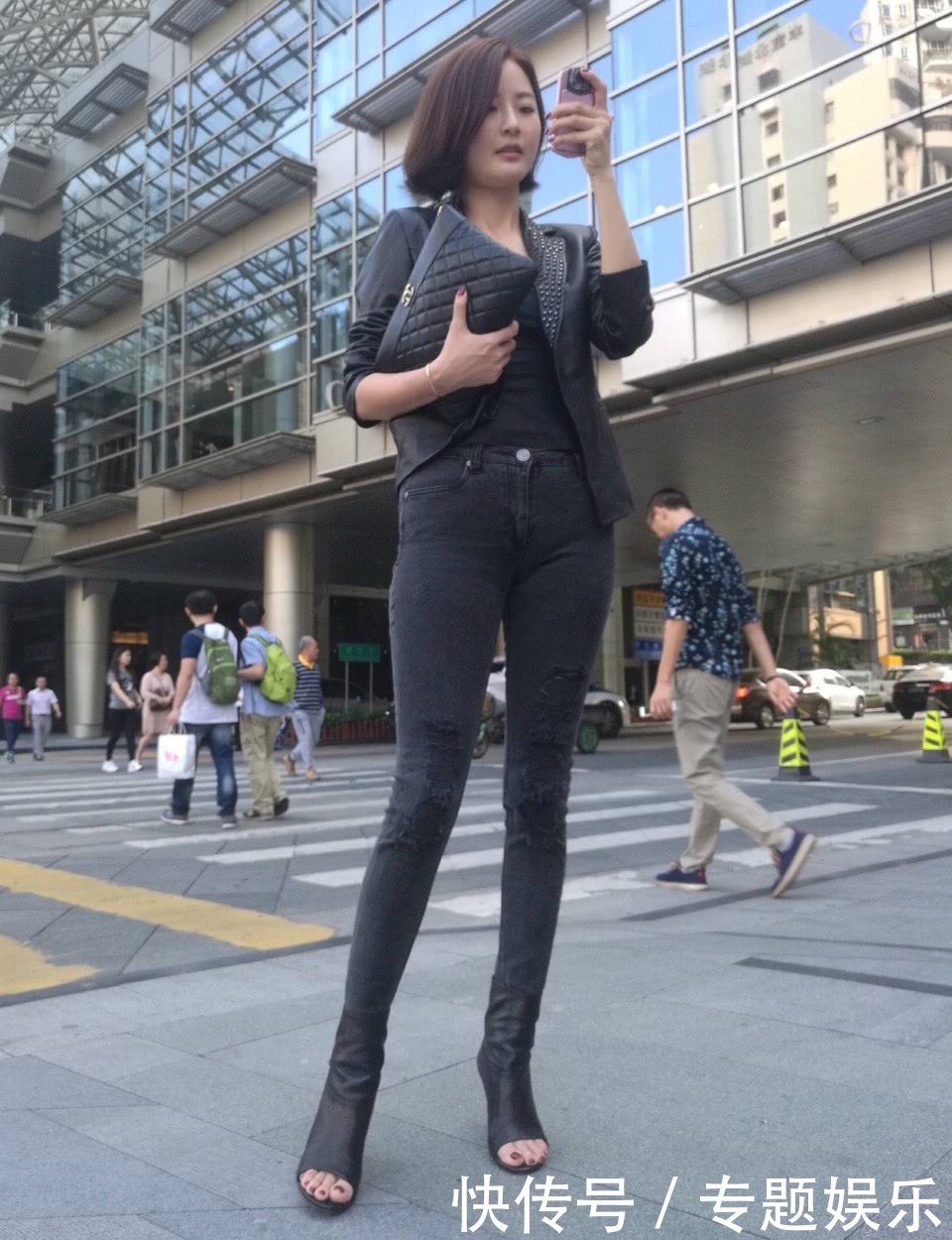 辣妈皮衣搭配牛仔裤曲线凹凸有致，穿高跟鞋带娃很随意，霸气十足