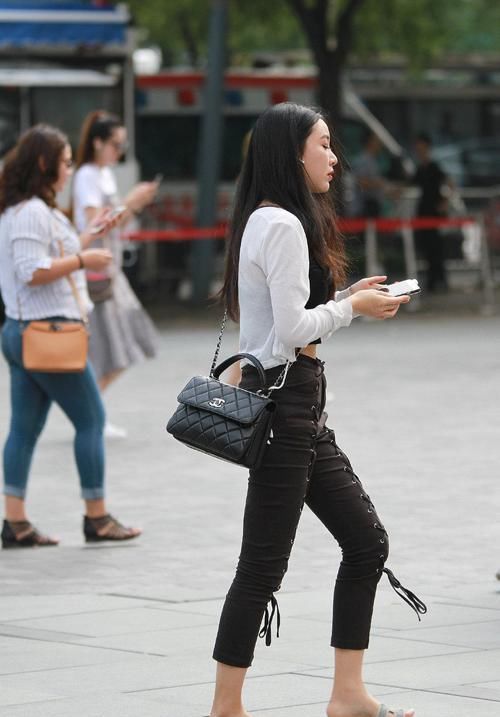  鞋带|妹子嫌裙子不够精致，就“串上”一根鞋带，还能走得动吗