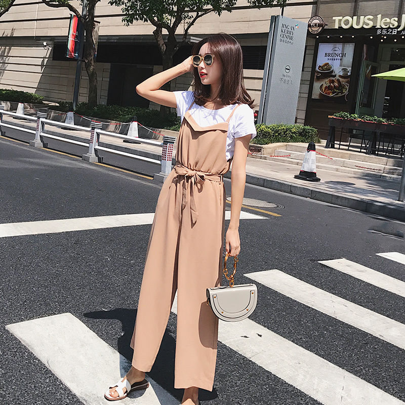 穿连体裤上厕所不方便?今年却火的一塌糊涂，露出大白腿超美嫩