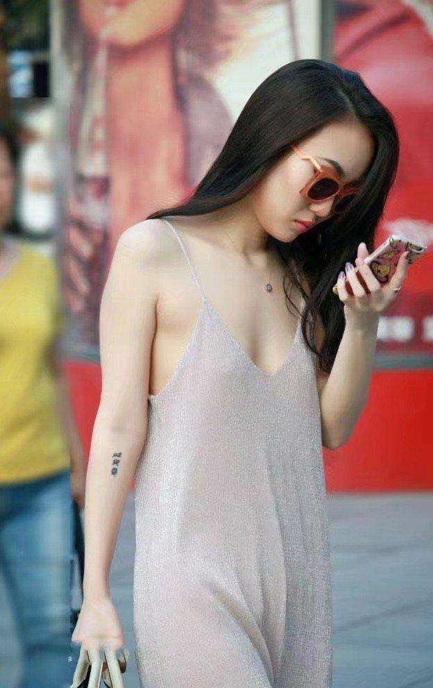 街拍: 吊带裙的魅力一般人很难阻挡, 网友: 平板身材也很有视觉冲