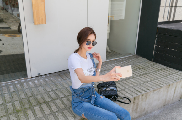 女神孙允珠，纪梵希荧粉水洗磨牛仔背带裤