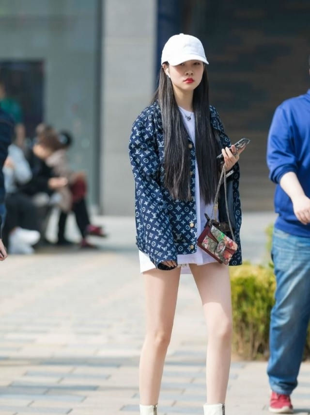  「小姐姐」路人街拍,小姐姐身穿白色露脐装,散发出优雅的女人味