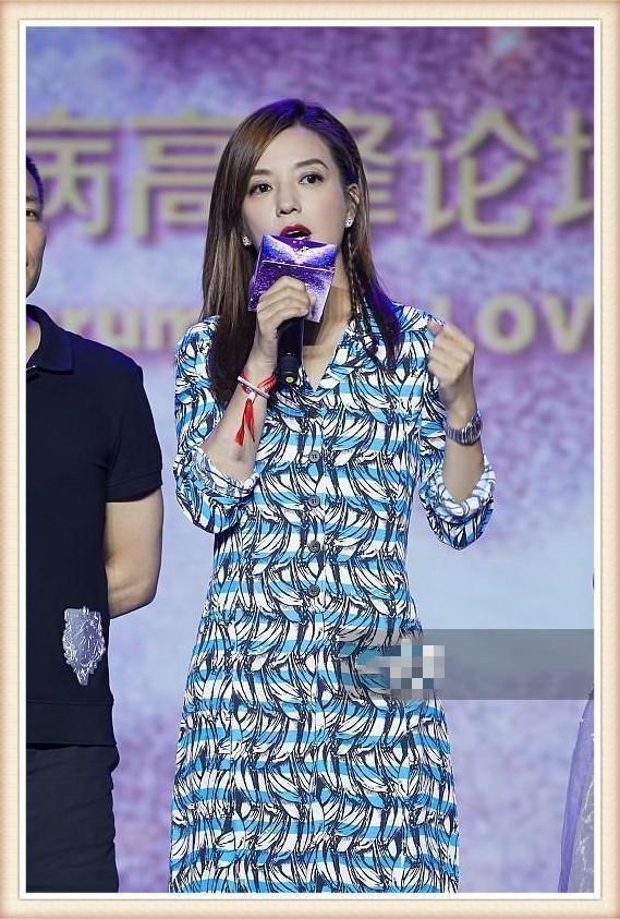 瘦下来的赵薇就是强!一件印花连衣裙尽显女王范，范爷完全不能比