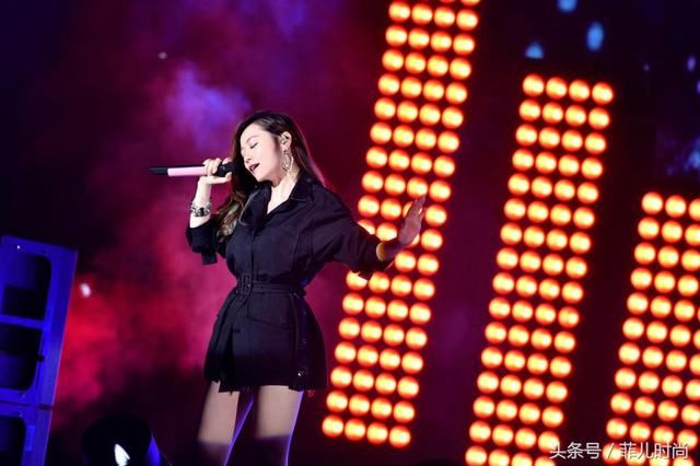 张靓颖本想穿T恤秀蛮腰，不想却被勒出赘肉，网友：好尴尬啊！