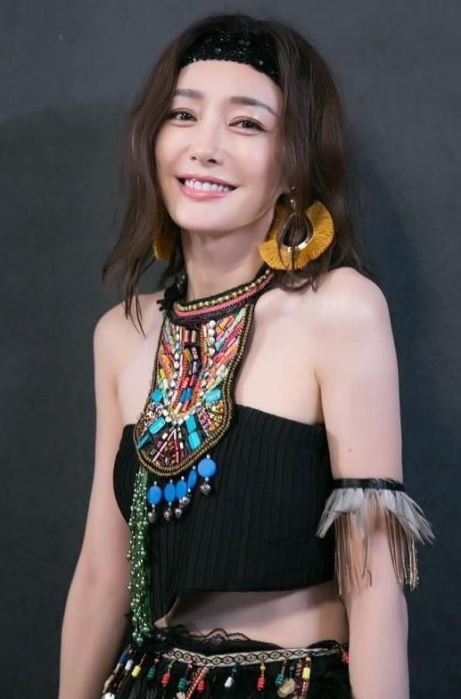 秦岚变身成原始人，直接拿羽毛做成短裙？穿在身上别有一番风味