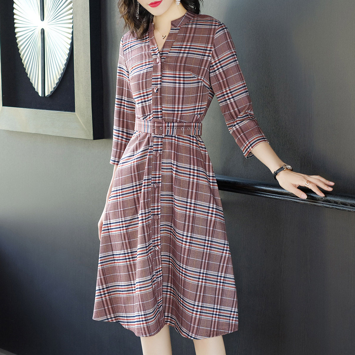 太美了，40岁女人穿出了不一样的气质，精致秋风连衣裙，真美