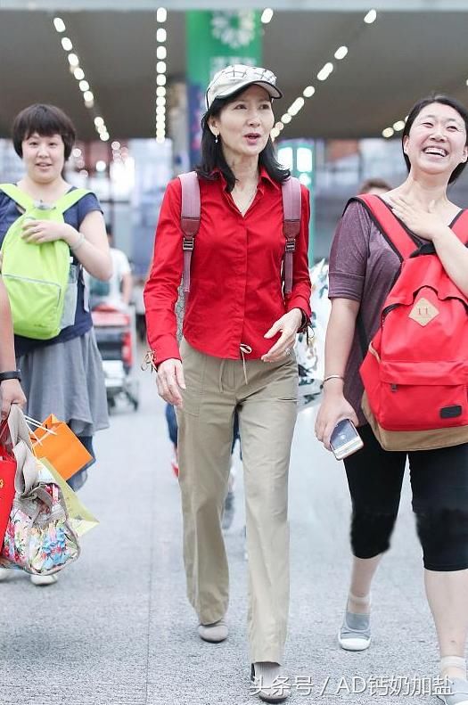 60岁陈美琪真敢穿!不愧是要想人老心不老一件红衣少不了，厉害