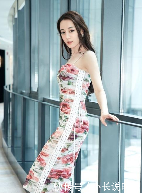 热巴身穿紧身印花包臀长裙,前凸后翘超吸睛,明艳动人!