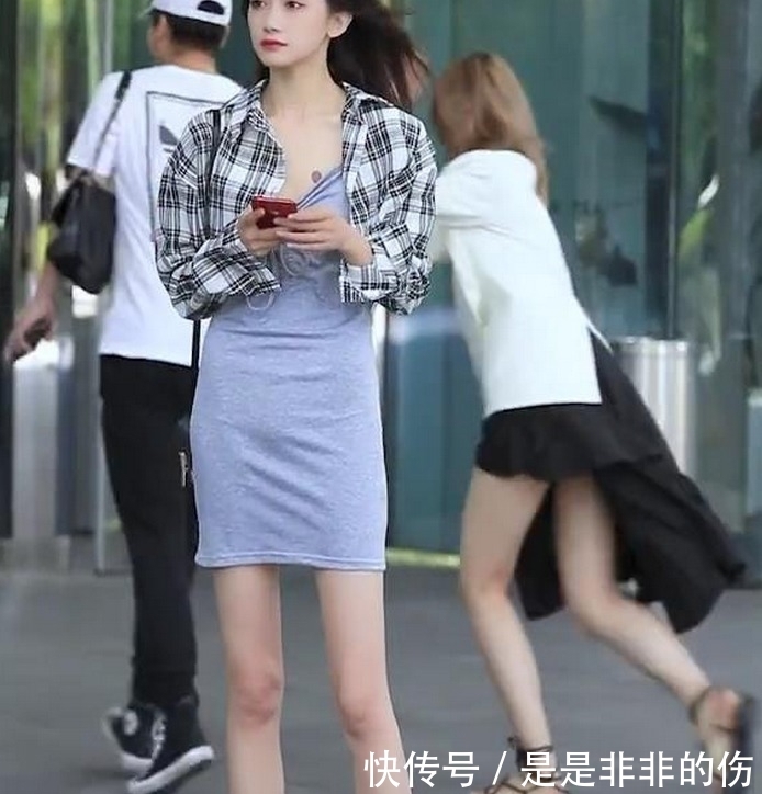 [ 生气]在看女友都要生气了！，街拍：旁边的小哥哥别看了