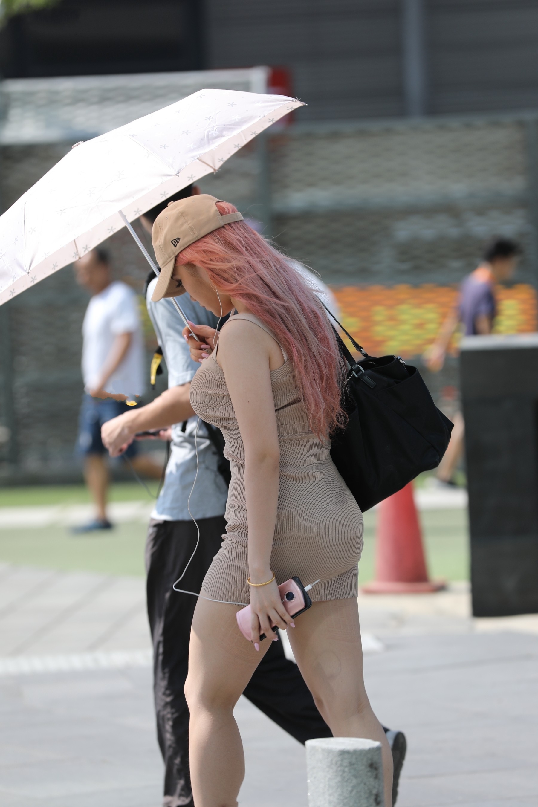 小姐姐连衣包臀裙，一顶遮阳伞让人不敢靠近