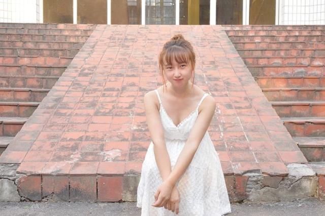 『美女』街拍校园美女,迷人的小妖精