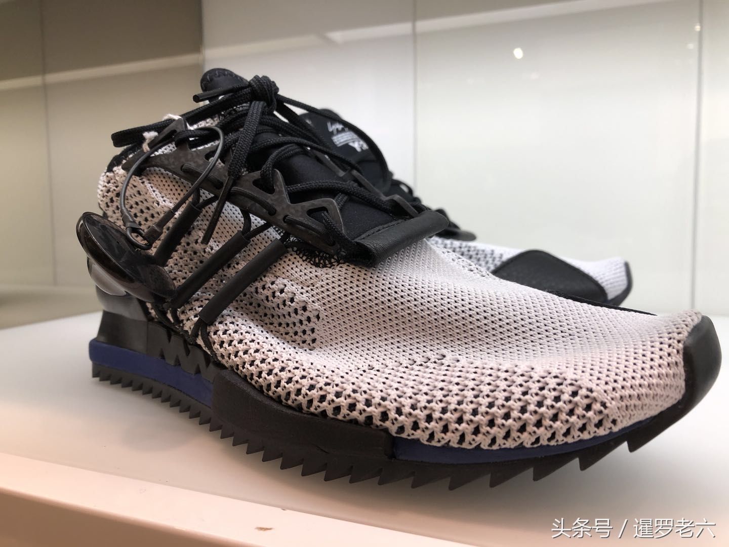 在圣彼得堡看上一双阿迪达斯拖鞋!一千多元的价格，咋这么贵?