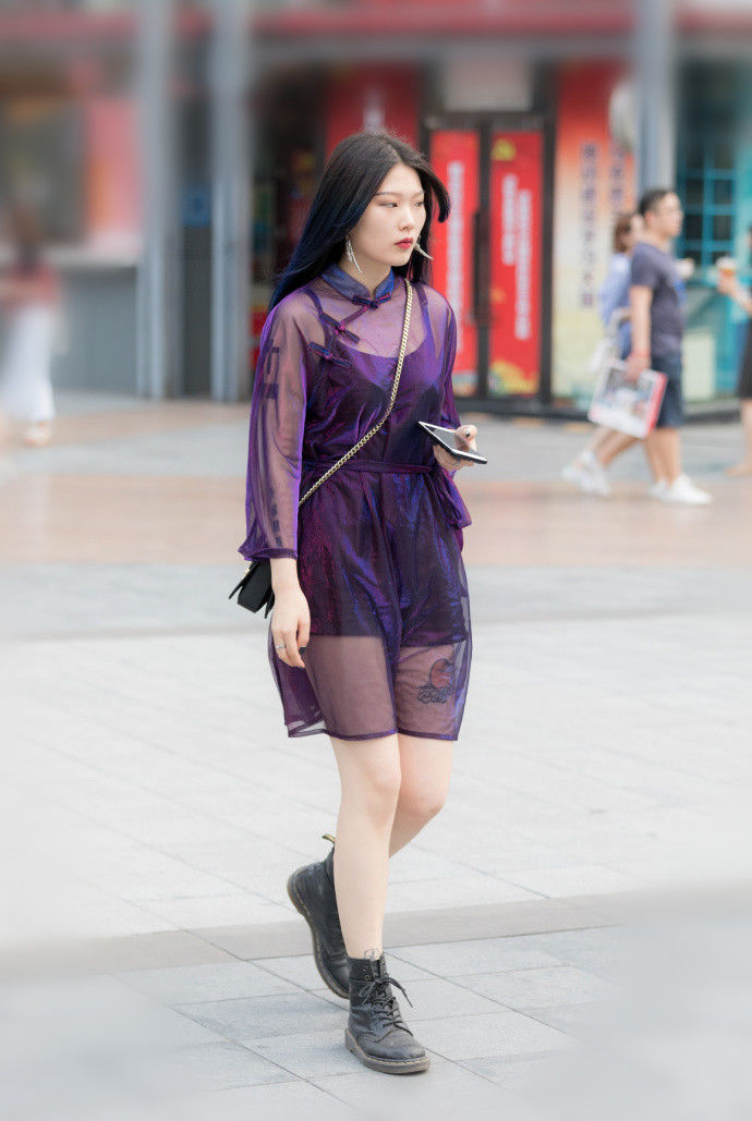 重庆街拍，简单的夏季搭配，才是让你更加有青春气息的单品哦!