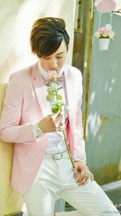 搞笑:这些男星比女星还适合粉色,吴亦凡简直太惊艳!