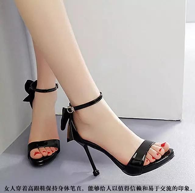 女人在穿高跟鞋站立时，一定要舒展开双脚的脚趾!