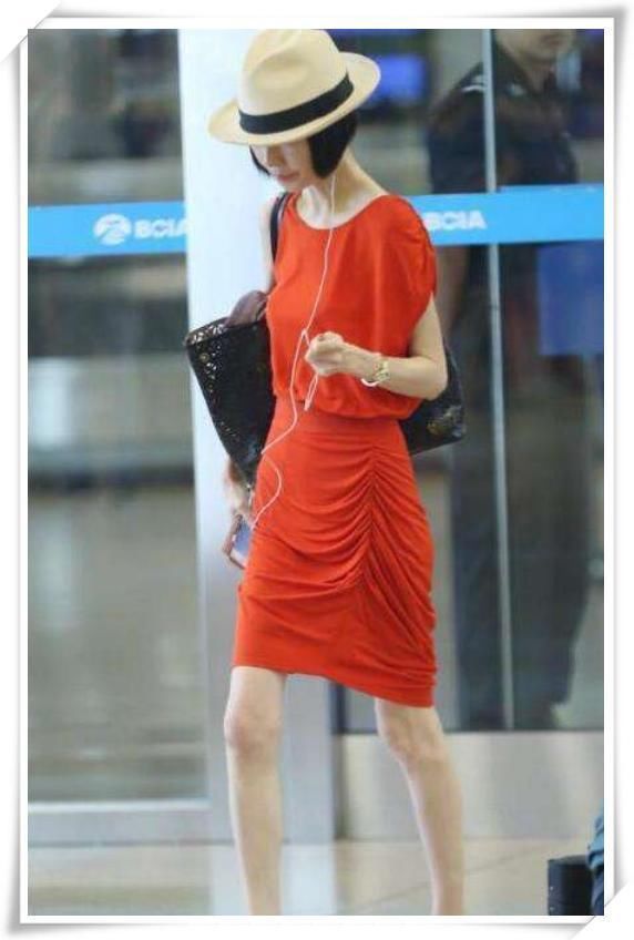 48岁鲁豫穿18岁衣服真的好吗?网友:法令纹和松弛的嘴角太吓人