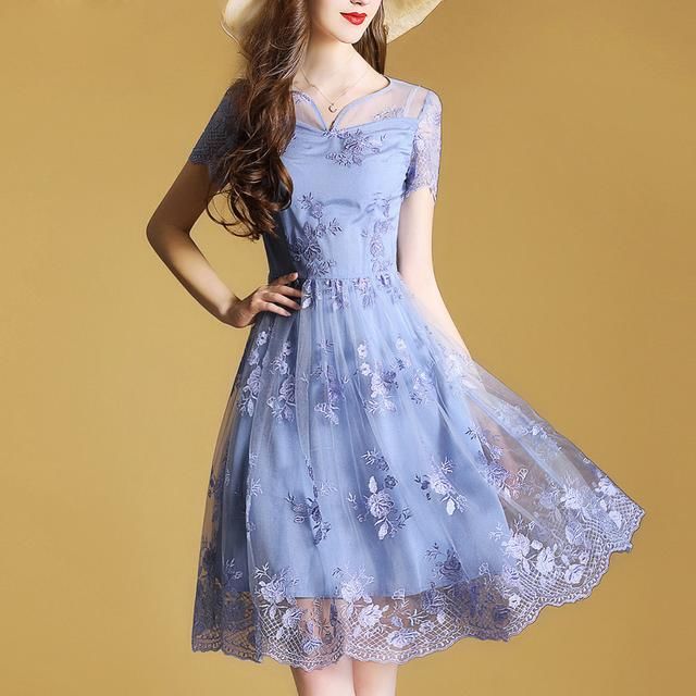 现在的姑娘真敢穿，逛街只穿这样的连衣裙，真的很超养眼