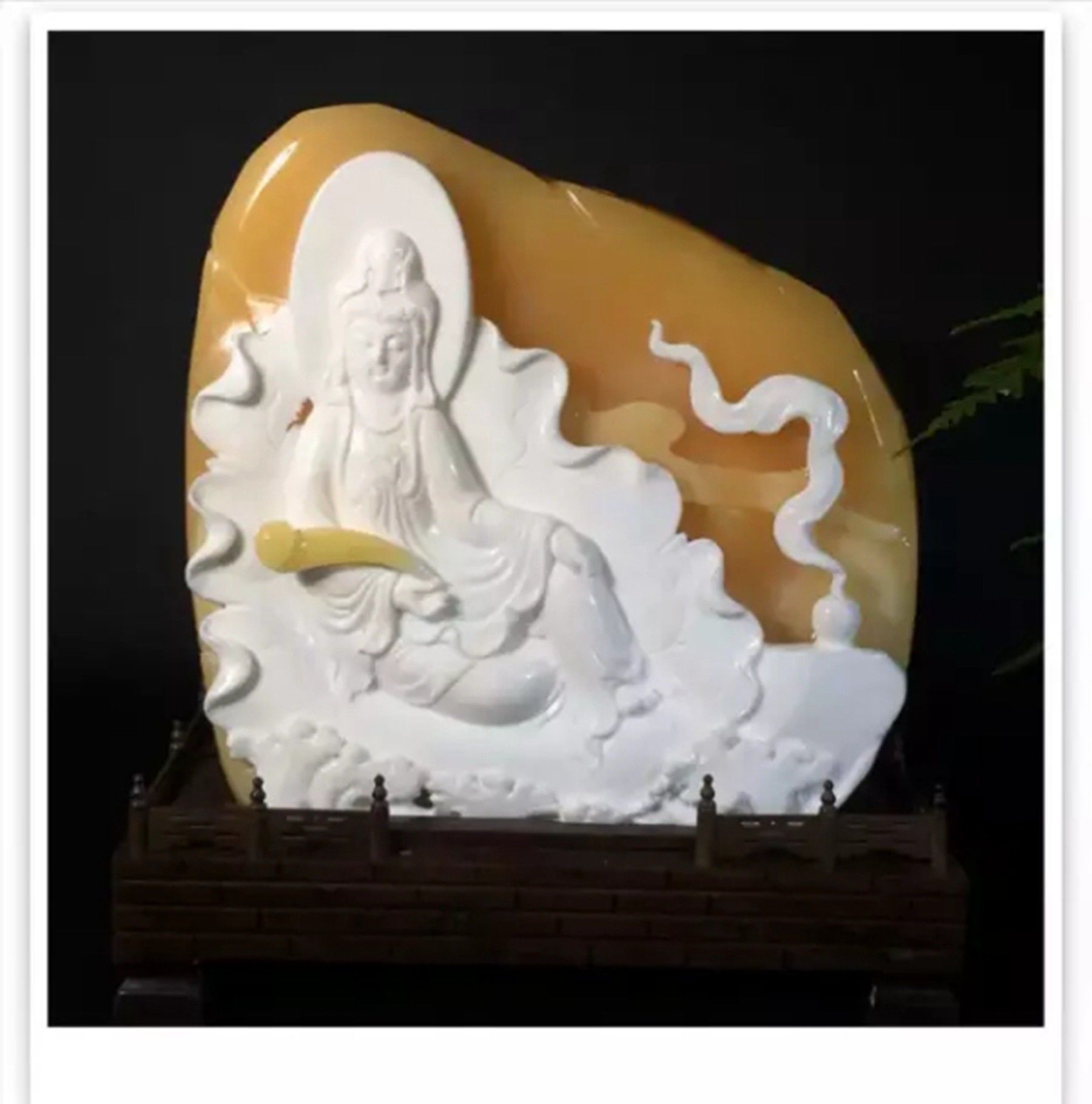 寿山石是我国的瑰宝，纯手工从内壁画出来，工艺非常精湛