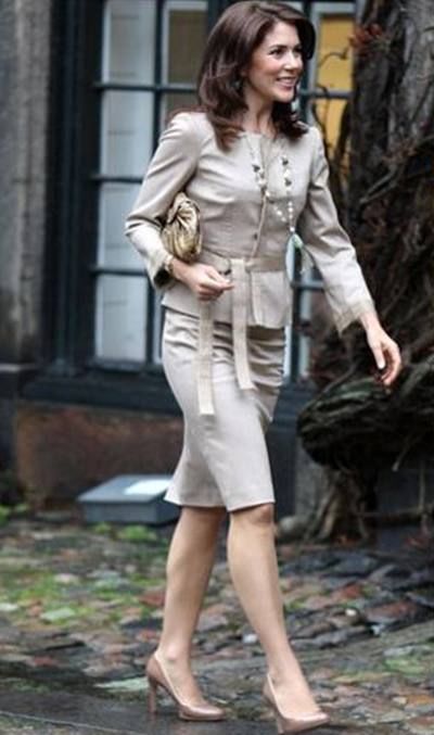 各国王妃穿高跟鞋:凯特鞋跟被卡下水道，夏琳王妃太迷人!