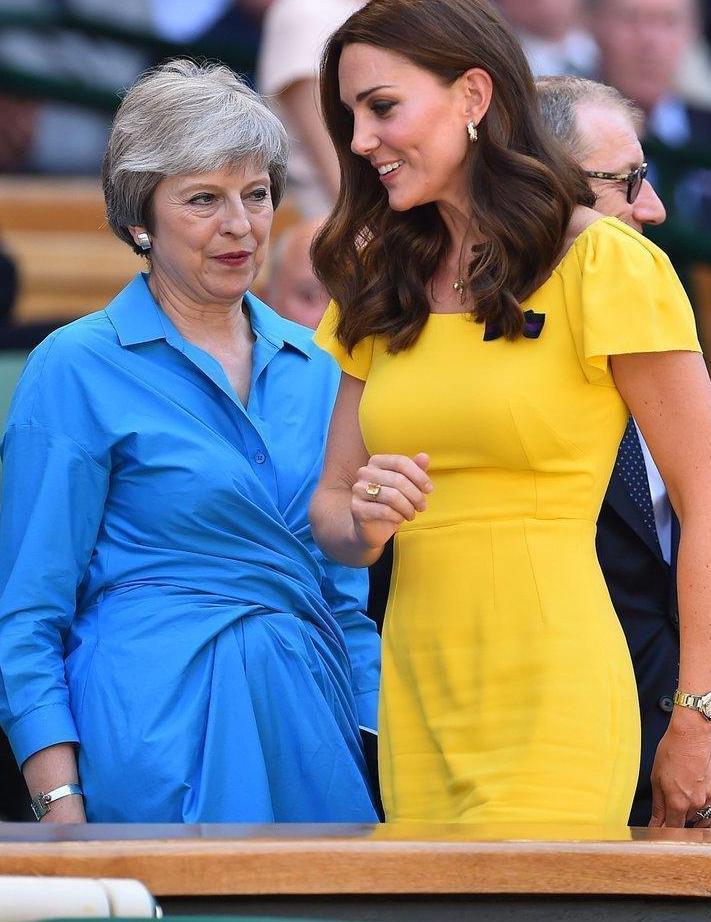 凯特生完路易斯多了一件“黄宝石”首饰, 搭黄色连衣裙非常洋气!