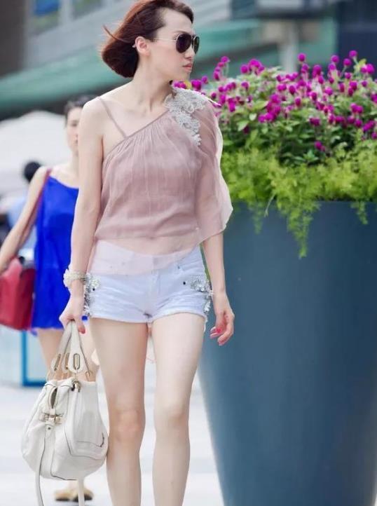 #俏丽#街拍:妍姿俏丽的美女,身穿白色的长袖连衣裙,唯美大气