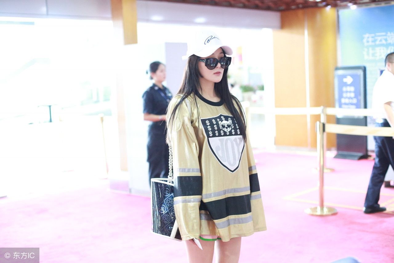 军嫂张馨予心情不错机场大秀长腿