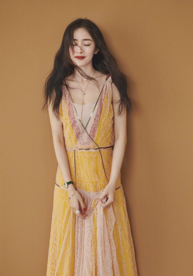 杨幂撞衫娜扎，女人和女孩的差别很大，网友：光脚的不怕穿鞋的