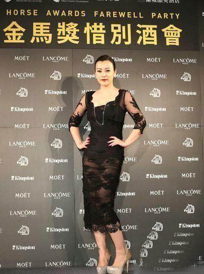 郝蕾真大胆! 穿的蕾丝连衣裙也太透明了 网友: 根本遮不住还不如