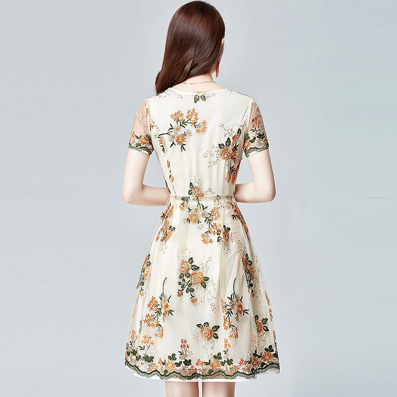 有一种性感,叫“蕾丝裙”,若隐若现的气质,连背影都过分吸睛