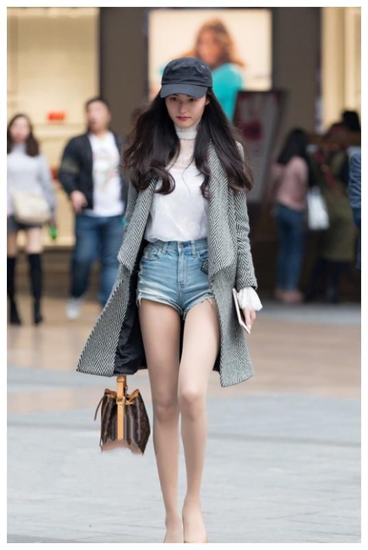 街拍：身姿如此傲人的美女，能多看一眼就觉得是自己赚大了