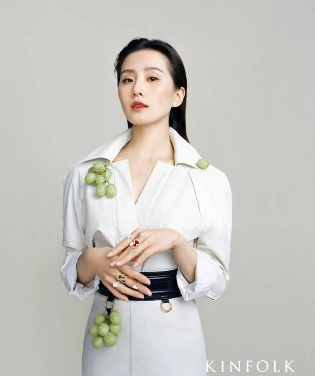  女星：33岁女星白衣封面 演绎植物系气质美人