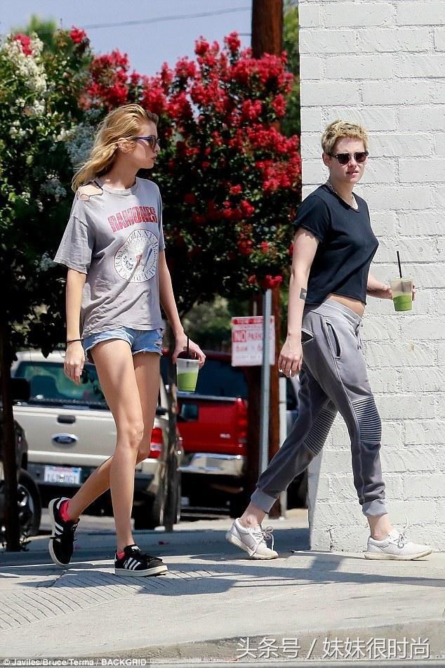 暮光女被超模女友比下去,暮光女穿运动裤显腿粗,女友秀出大长腿