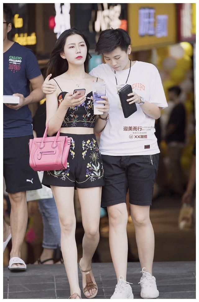 街拍:魅力全开的美女，让人心动不已!