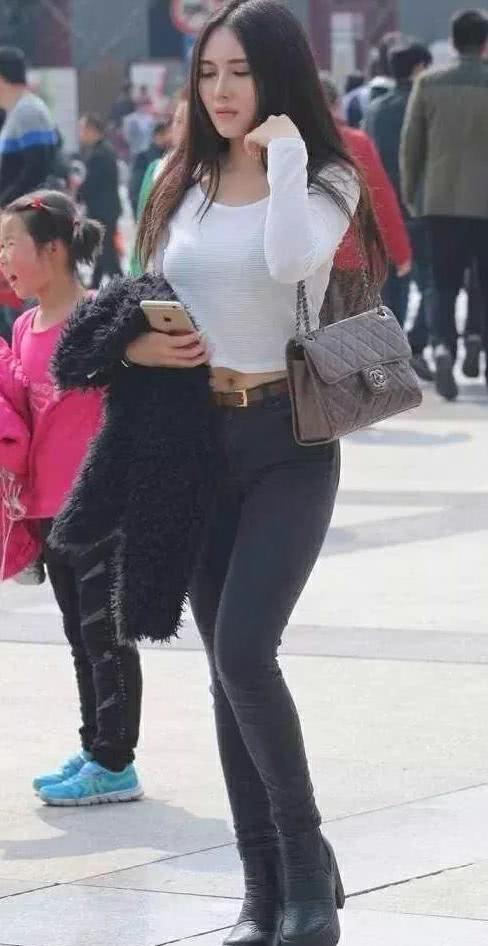 气质小姐姐丰腴甜美，轻轻一撩秀发，走起路来左右摇摆很不方便