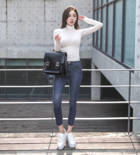 知性优雅的牛仔裤美女,魅力十足,让人百看不厌!