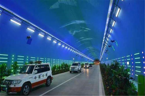  海底隧道：港珠澳大桥的海底隧道，外面都是海水，万一漏水该咋