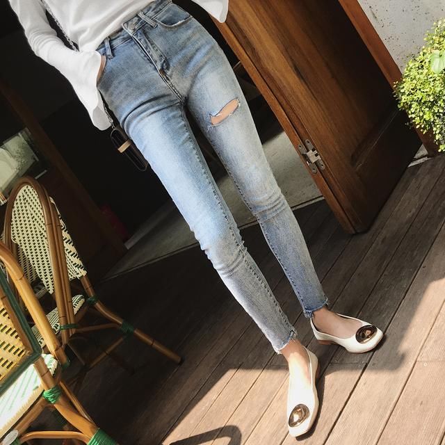修身显瘦的牛仔裤，是日常搭配的好帮手哦！