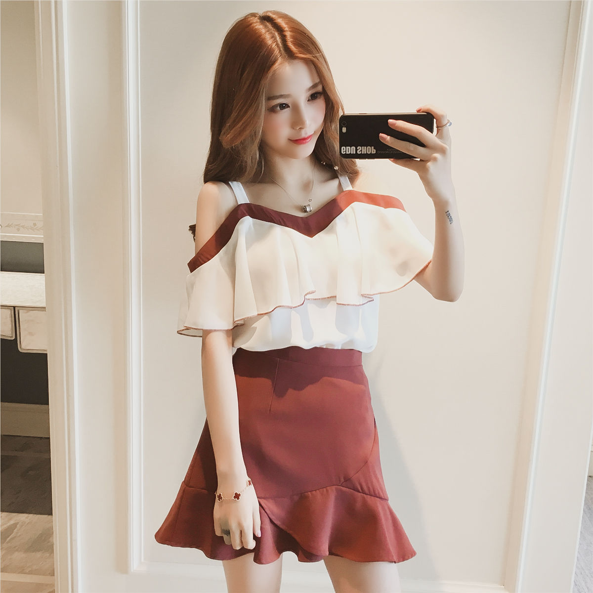 现在女人真大胆，穿短裙都不怕走光，不过真心美呆了