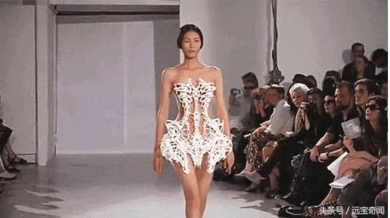 大表姐刘雯穿“骨骼装”走秀，全身无其他遮挡物，这看的脸都红了