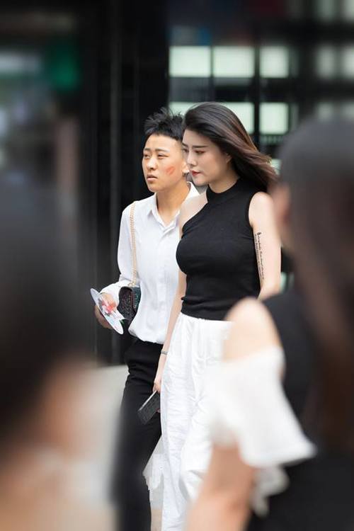路人街拍，女神颜值美丽，穿着修身而时尚，秀发飘飘令人心动！