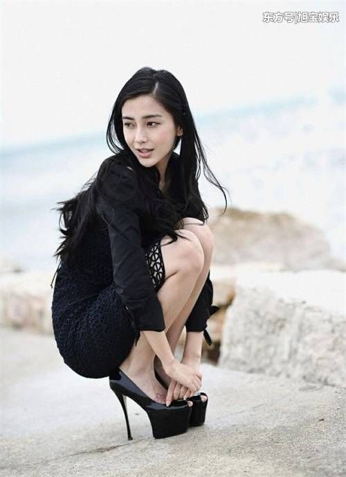 女星穿黑色蕾丝裙美照，热巴瘦了，杨颖性感，她却像小学生!