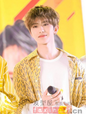 男生修颜刘海短发发型 轻松打造温柔暖男范