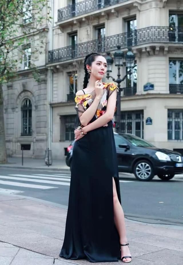 郭碧婷短裙穿得又短又紧，对自己真狠，网友：为了曲线感拼了！